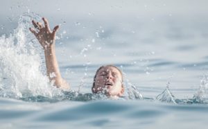 Rêver d'être au milieu de la mer agitée.