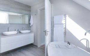 Rêver de ne pas trouver de salle de bain.