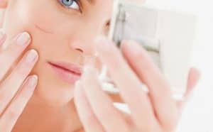 Rêver de griffure sur le visage.