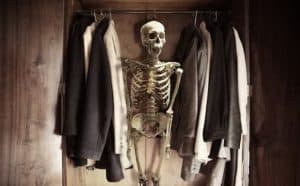 Rêver de se cacher dans un placard.