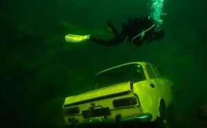 Rêver de se noyer avec sa voiture : Signification & interprétation