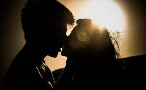 Rêver d'embrasser d'autres hommes