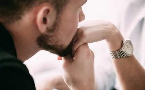 Rêver d'embrasser la main d'un homme