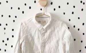 Rêver de vêtements blancs froissés