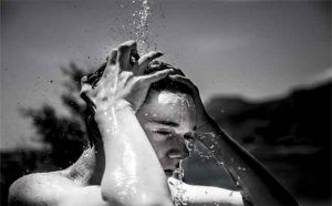Pourquoi rêver d'être observé en prenant sa douche ?