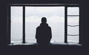 Pourquoi rêver d'une personne entrant par la fenêtre ?