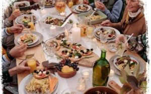 Pourquoi rêver d'une table pleine de monde ?