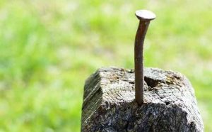 Pourquoi rêver de clou tordu ?