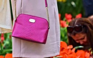 Pourquoi rêver de sac à main rose ?