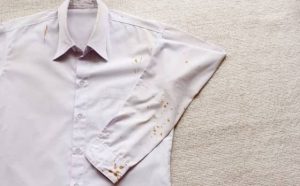 Pourquoi rêver de vêtements blancs sales ?