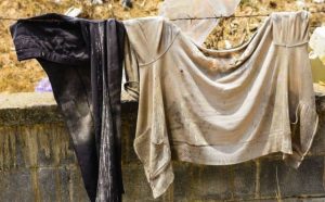 Pourquoi rêver de vêtements sales ?