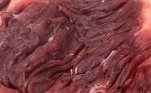 Pourquoi rêver de viande crue avec des vers ?