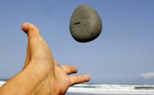 Pourquoi rêver de lancer un galet ?