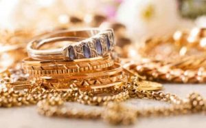 Pourquoi rêver de ramasser des bijoux en or ?