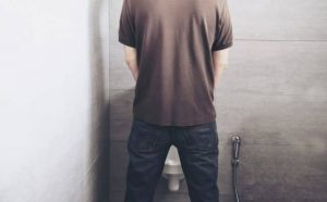 Pourquoi rêver de voir un homme uriner ?