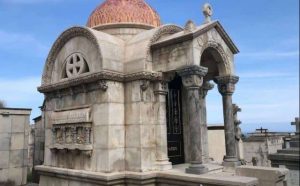 Pourquoi rêver de caveau familial ?