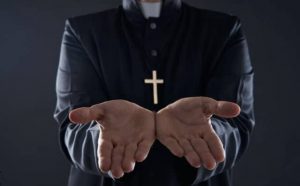 Pourquoi rêver d'un prêtre blessé ?