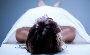 Pourquoi rêver d'un mort dans la maison ?