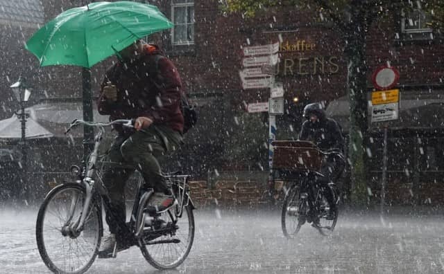 Rêver de faire du vélo sous la pluie