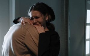 Pourquoi rêver de pleurer dans les bras de quelqu'un ?