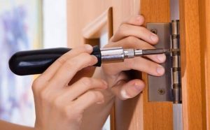 Pourquoi rêver de réparer une porte ?