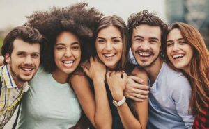 Pourquoi rêver de voir des amis ensemble ?