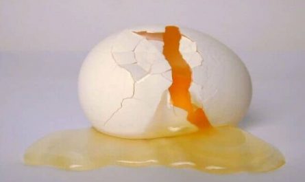 Pourquoi rêver de quelqu'un qui casse un œuf ?