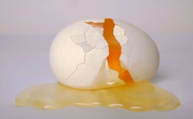 Rêver de quelqu’un qui casse un œuf