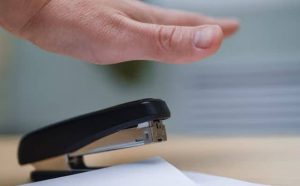 Pourquoi rêver d'agrafes dans la main ?