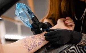 Pourquoi rêver de tatoueuse?