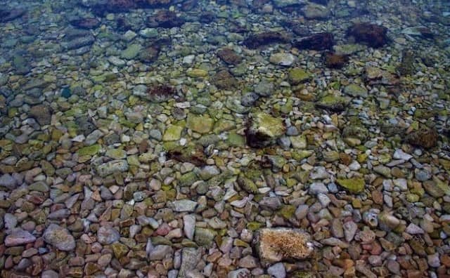 Découvrir Les Secrets Et Les Mystères Des Rêves de pierres colorées dans l'eau :