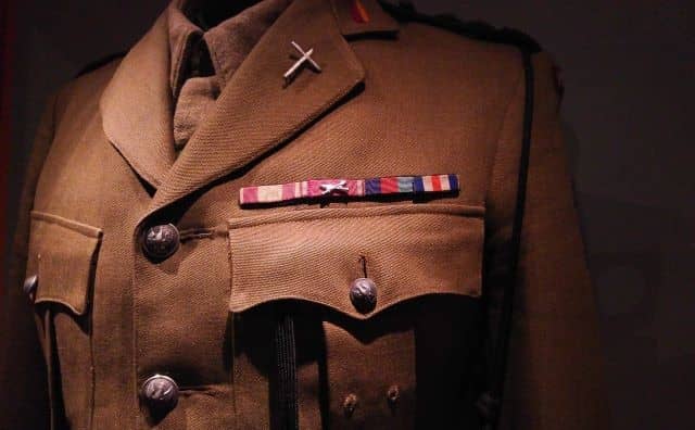 Rêver d’uniforme militaire : Signification du rêve