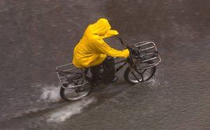 Pourquoi rêver de manteau jaune ?