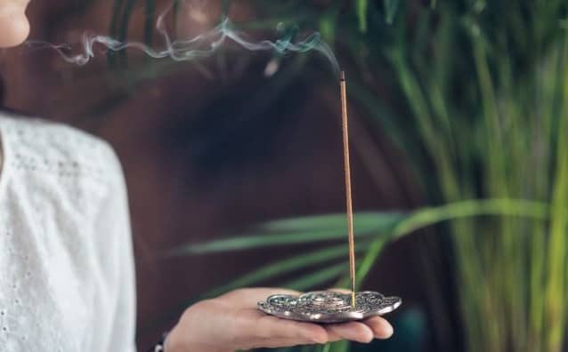 Pourquoi rêver de voir quelqu'un brûler de l'encens ?